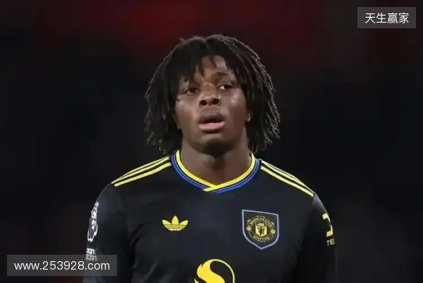 TA:曼联球员多古腿筋受伤,预计伤缺10周 TA:曼联球员多古腿筋受伤,预计伤缺10周