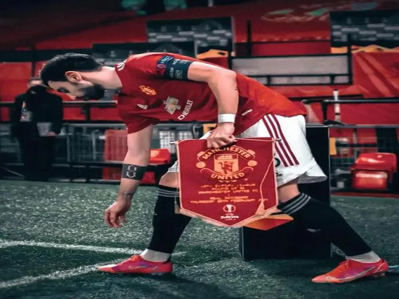 曼联官方：B费当选与热刺一役队内最佳球员